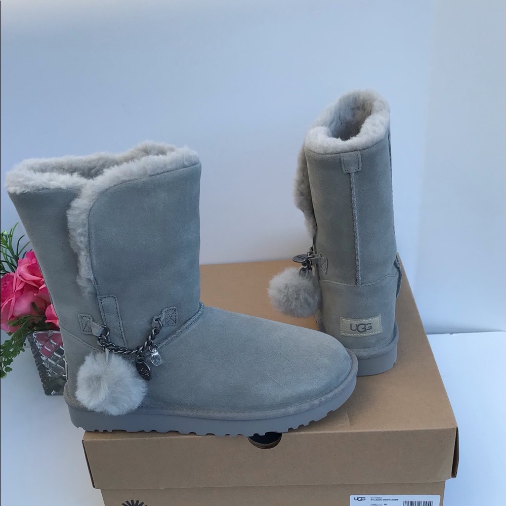 UGG Classic Short Charm